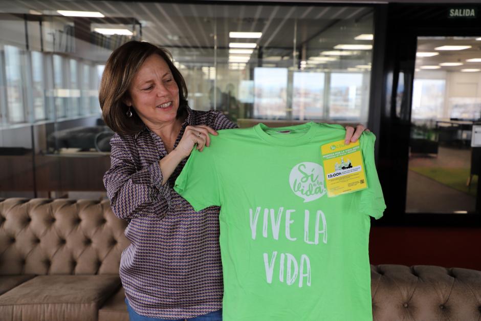 Alicia Latorre, sosteniendo la camiseta de la Marcha por la Vida y uno de sus carteles