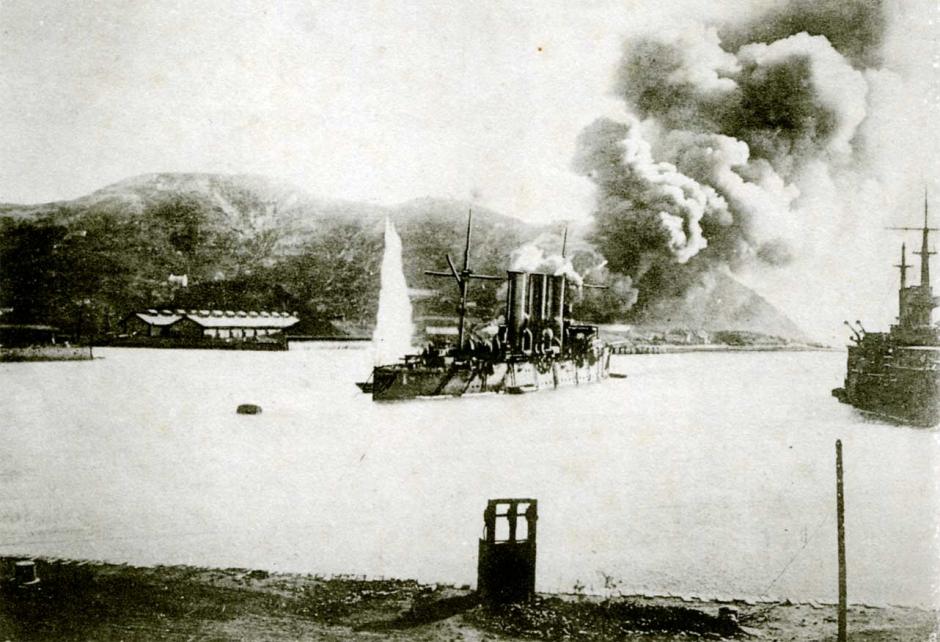 El bombardeo de buques de guerra rusos en el puerto de Port Arthur por parte de la artillería japonesa