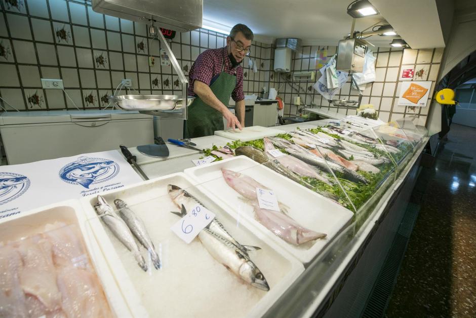 l mostrador de un pescadero de Zaragoza muestra la escasez de producto fresco debido a la huelga de transportes
