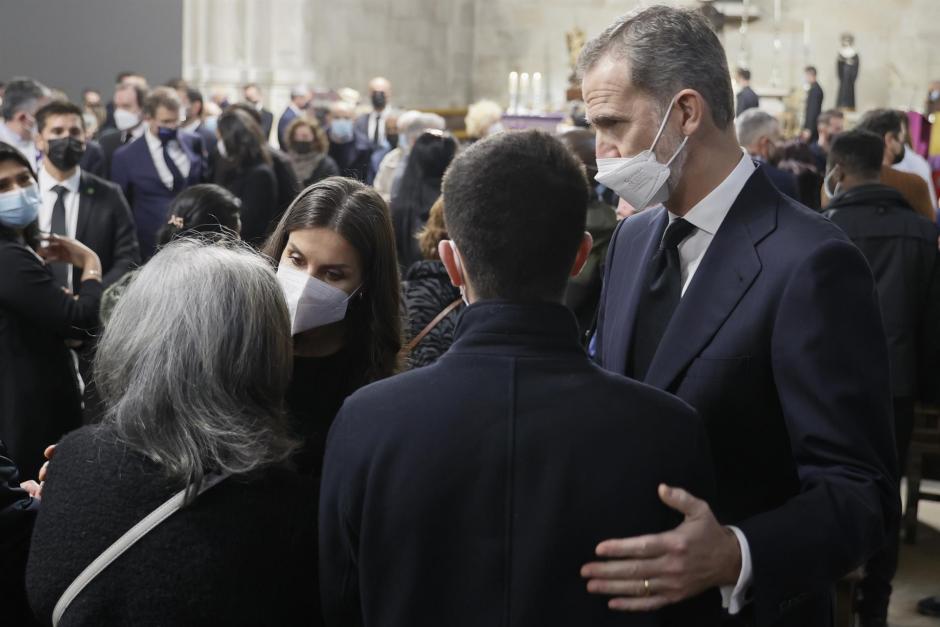 Los Reyes trasladaron su pésame a las familias de los marineros fallecidos, tras la celebración del funeral colectivo en Marín