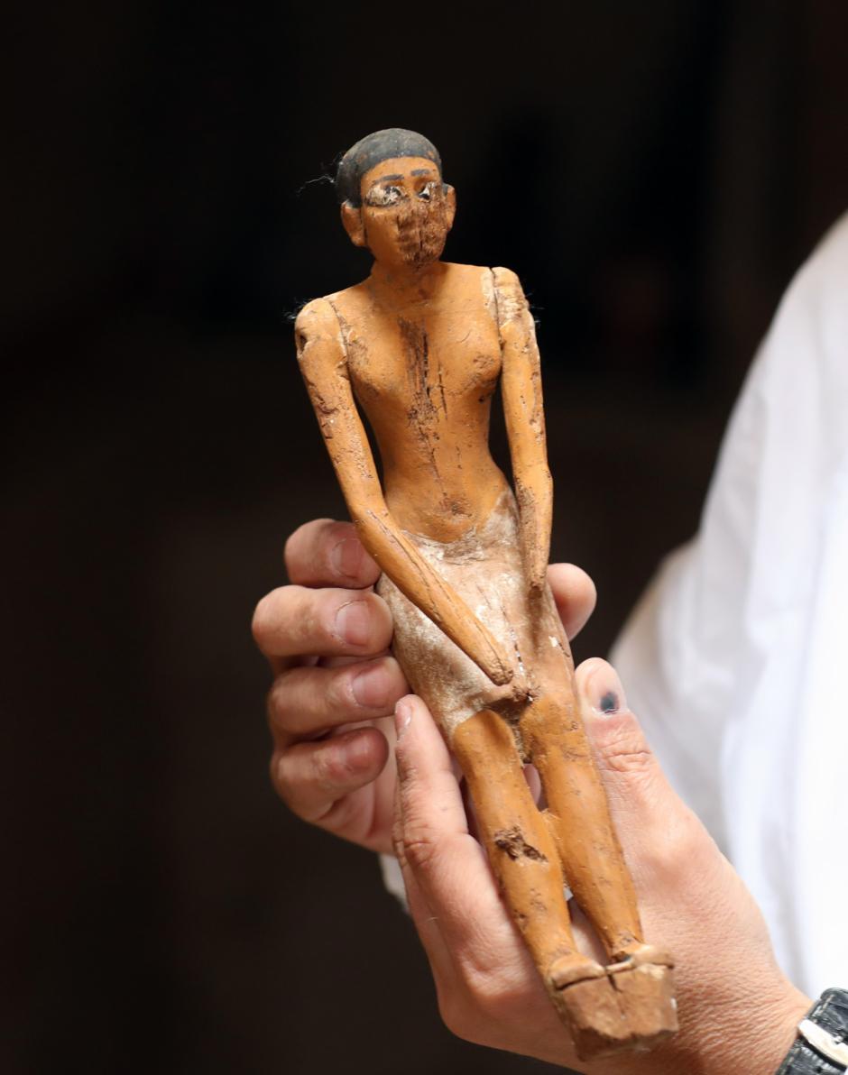 Giza (Egypt), 19/03/2022.- Mostafa Waziri, the Secretary-General of the Supreme Council of Antiquities (SCA) in Egypt, holds a figurine inside the tomb of a man named Henu in the Saqqara area near Giza, Egypt 19 March 2022. Five ancient Egyptian tombs were uncovered in Saqqara during excavations carried out at the area located on the north-eastern side of the King Merenre Pyramid in the Saqqara necropolis. The stony tombs are from the Old Kingdom (c. 2700ñ2200 BC) and First Intermediate (c. 2181ñ2055 BC) periods. Waziri said they are in good conservation condition and belonged to top officials. 
The tomb of Henu, who was an overseer and supervisor of the royal house, consists of a seven-meter-deep rectangular burial shaft. (Egipto) EFE/EPA/KHALED ELFIQI