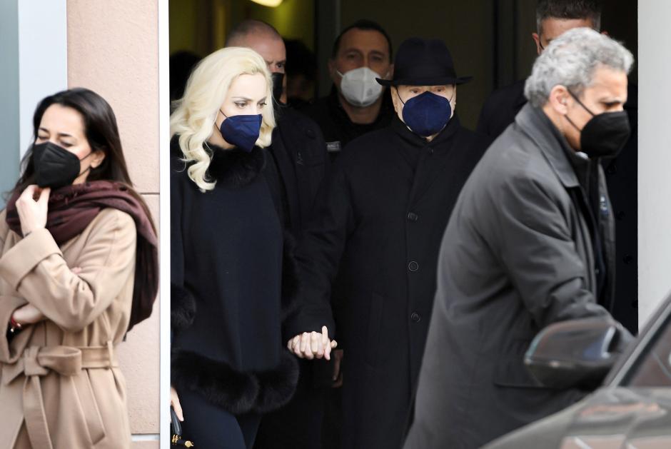 El ex primer ministro italiano, Silvio Berlusconi, sale del hospital agarrado de la mano de su novia, Marta Fascina, tras una semana de chequeos médicos