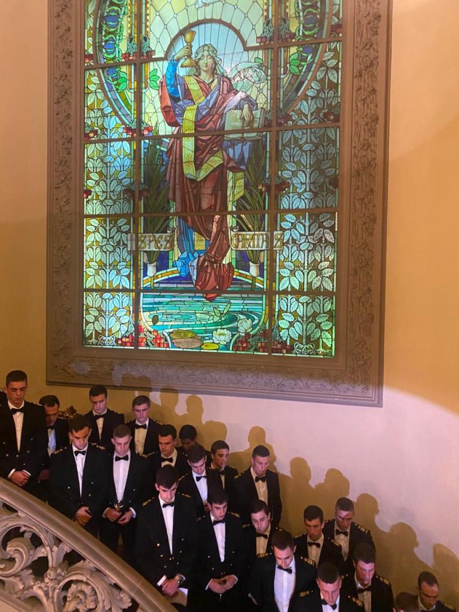 Los guardiamarinas del Juan Sebastián Elcano cantan la Salve en el Círculo Ecuestre de Barcelona