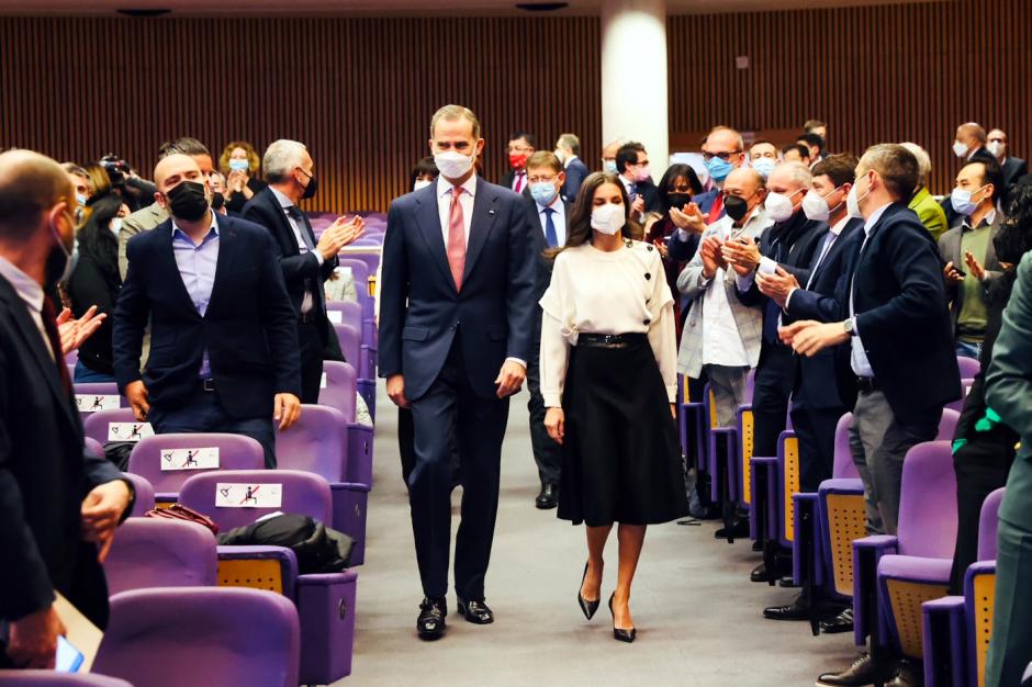 Sus Majestades los Reyes son recibidos por el público asistente en el auditorio