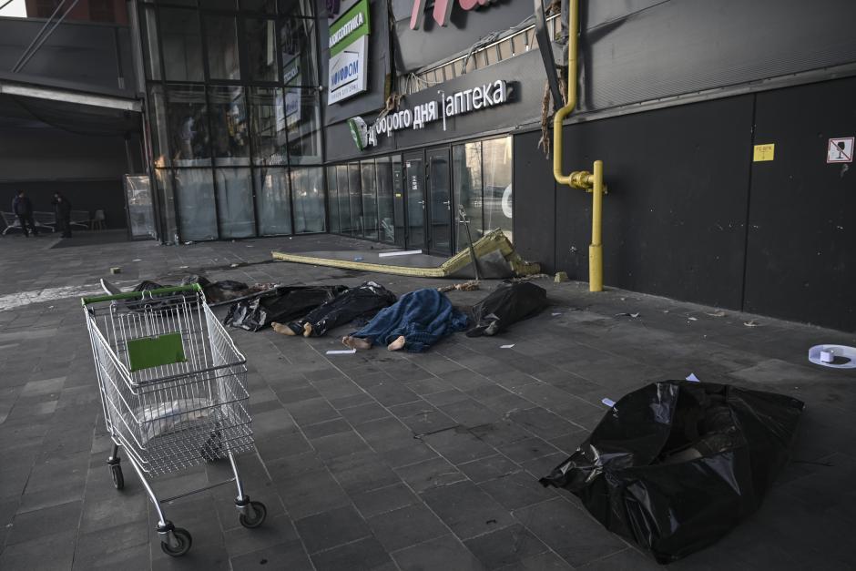 Ocho cadáveres arrinconados en el centro comercial bombardeado en Kiev, podrían ser militares que pasaban la noche cuando las bombas rusas llegaron