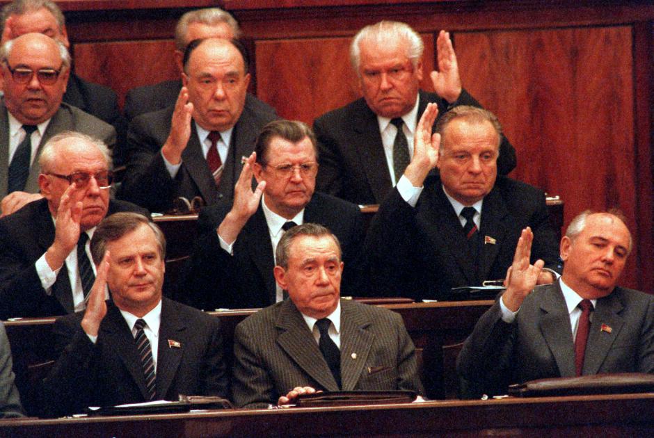 En esta foto de archivo del 1 de octubre de 1988, miembros del Politburó del Partido Comunista de la Unión Soviética en Moscú votan para destituir a Andrei Gromyko, abajo al centro, como presidente soviético