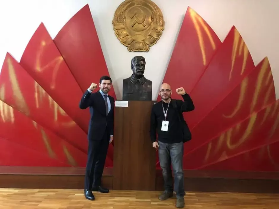 Laureano y Daniel Edmundo Ortega Murillo, hijos de la pareja presidencial, posan a la par de un busto del dictador soviético Stalin.