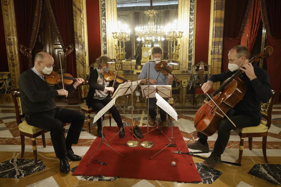 Patrimonio Nacional saca los Stradivarius palatinos de sus vitrinas y ensayan con ellos para ofrecer una serie de conciertos