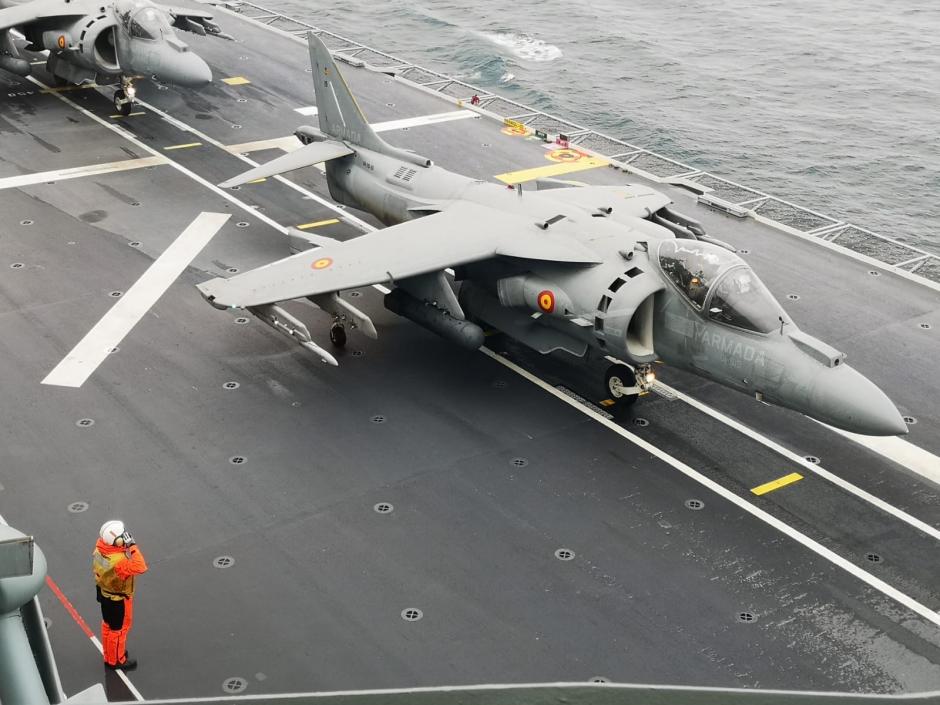 Un Harrier en el portaaeronaves Juan Carlos I, con la cubierta ya limpia de calima