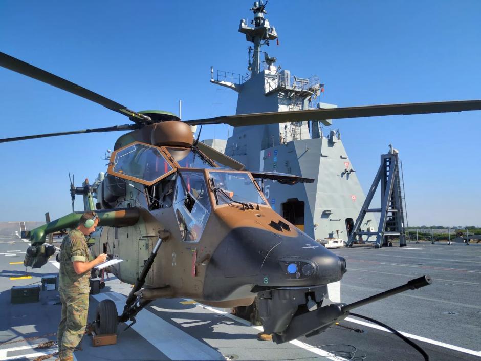 Un helicóptero Tigre en el Juan Carlos I