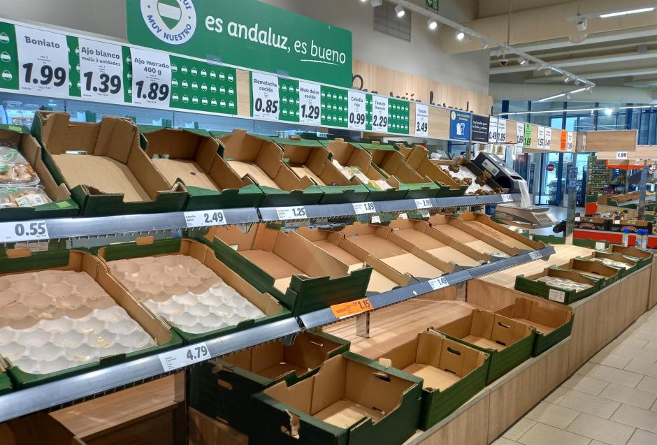 Estantes vacíos en un supermercado de Córdoba, el viernes