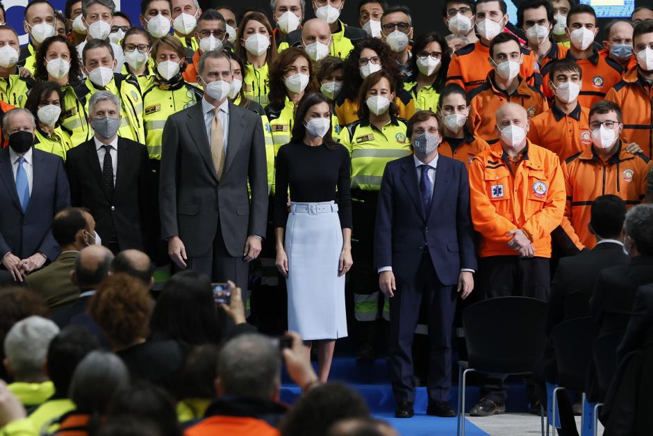 Los reyes Felipe VI y Letizia posan junto al ministro del Interior, Fernando Grande-Marlaska (2i), y el alcalde de Madrid, José Luis Martínez-Almeida (3), para la foto de familia tras presidir el acto conmemorativo del 30 aniversario de la creación del Samur-Protección Civil este martes en el Palacio de Cibeles, en Madrid