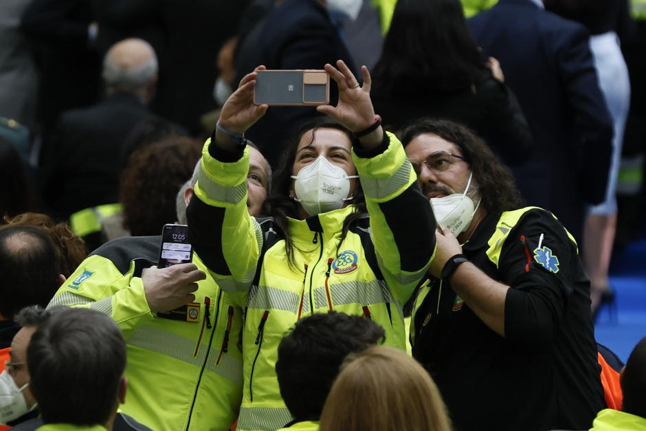 Varios sanitarios posan para una foto durante el acto conmemorativo del 30 aniversario de la creación del Samur-Protección Civil este martes en el Palacio de Cibeles, en Madrid