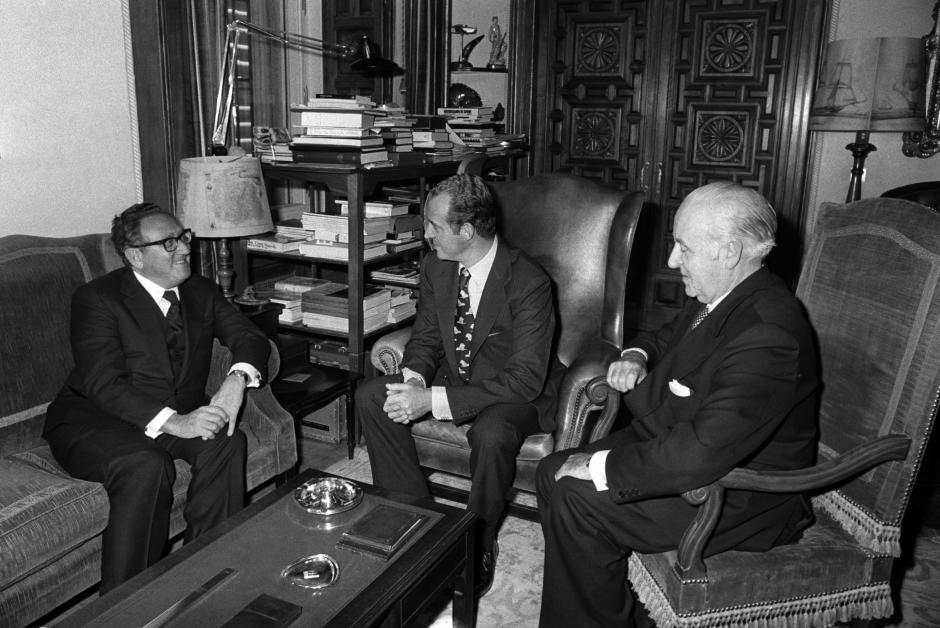 Don Juan Carlos y Henry Kissinger