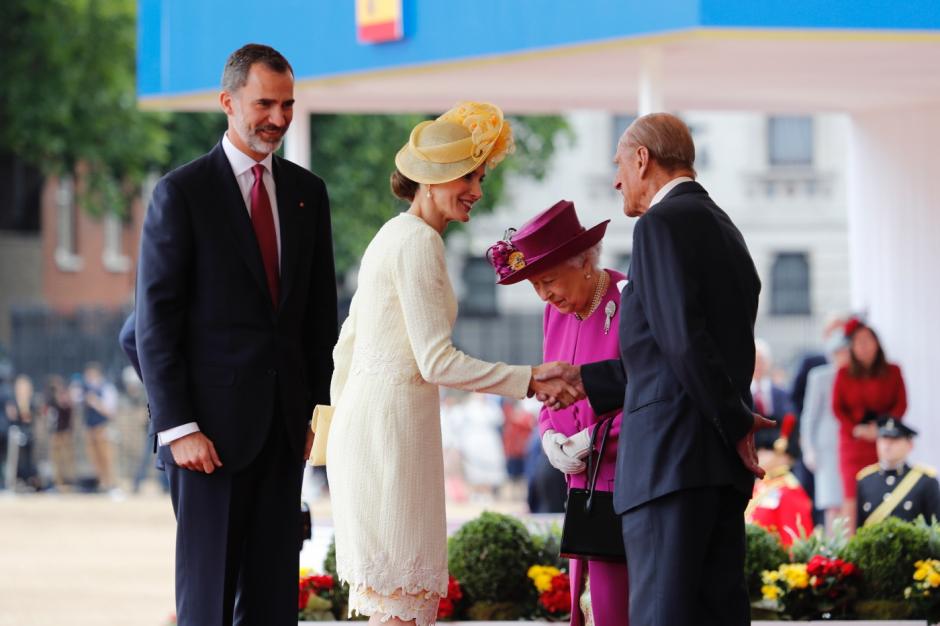 Su Majestad la Reina recibe el saludo del Duque de Edimburgo