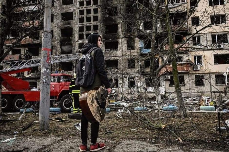 Un joven contempla las ruinas de un edificio bombardeado, en Mariúpol, la semana pasada
