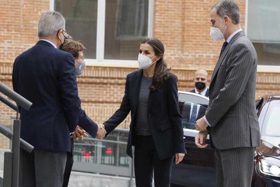Don Felipe y Doña Letizia, este miércoles a su llegada a la sede de Cruz Roja Española en Madrid
