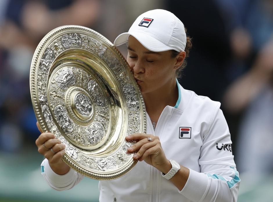 Ashleigh Barty besa su trofeo de Wimbledon en 2021