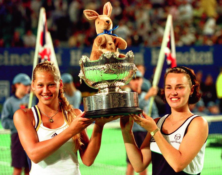 Anna Kournikova y Martina Hingis levantan el trofeo de dobles del Open de Australia