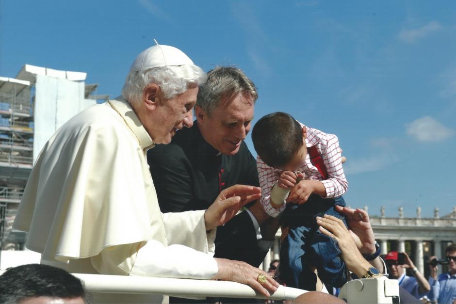 En 2012, Ethan y Elizabeth fueron a Roma tras su primer acogimiento a conocer a Benedicto XVI