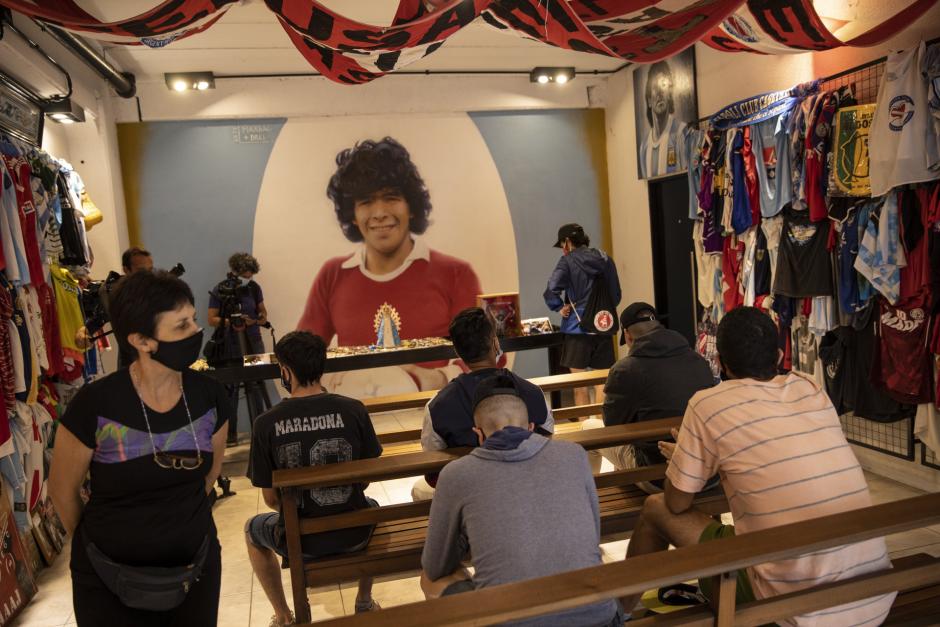 Aficionados rezan en un santuario de Maradona en Buenos Aires