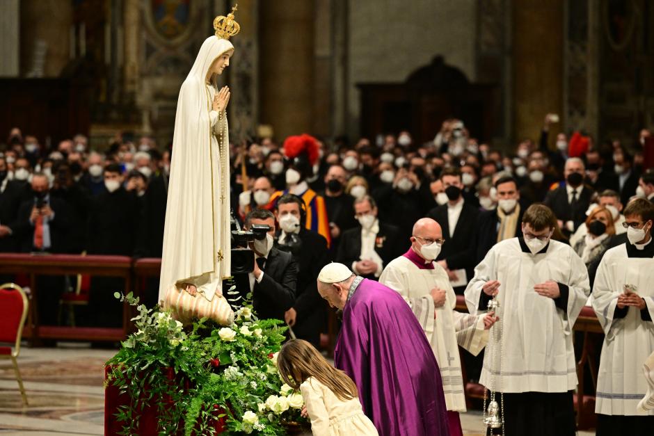 El Papa Francisco ante una imagen de la Virgen de Fátima durante la Consagración