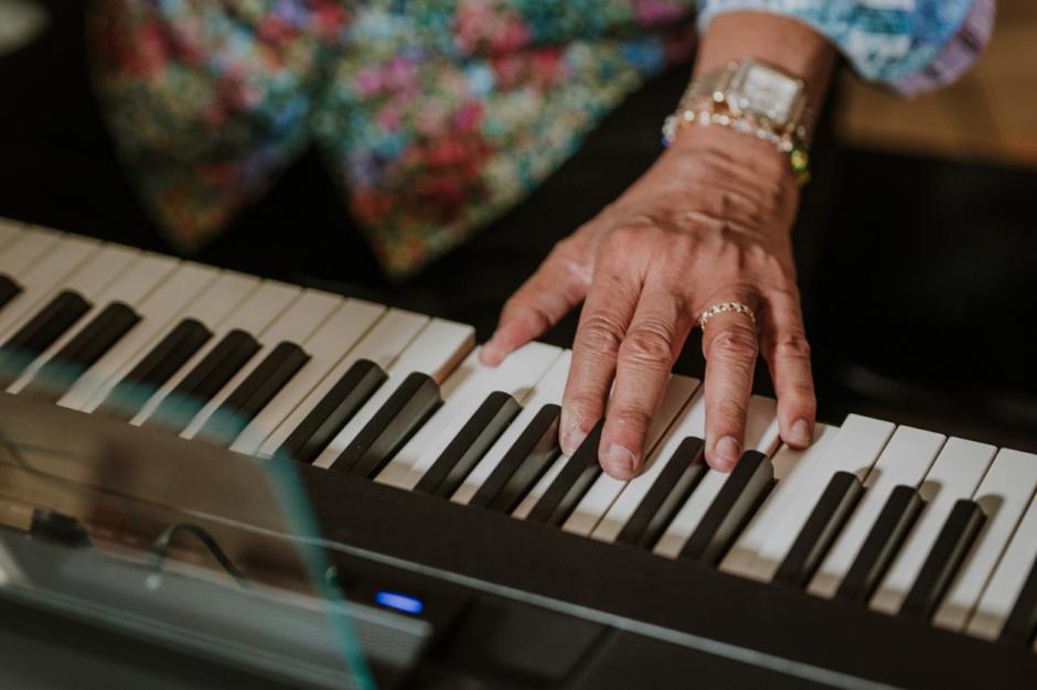 Chucho Valdés tocando el piano durante la entrevista