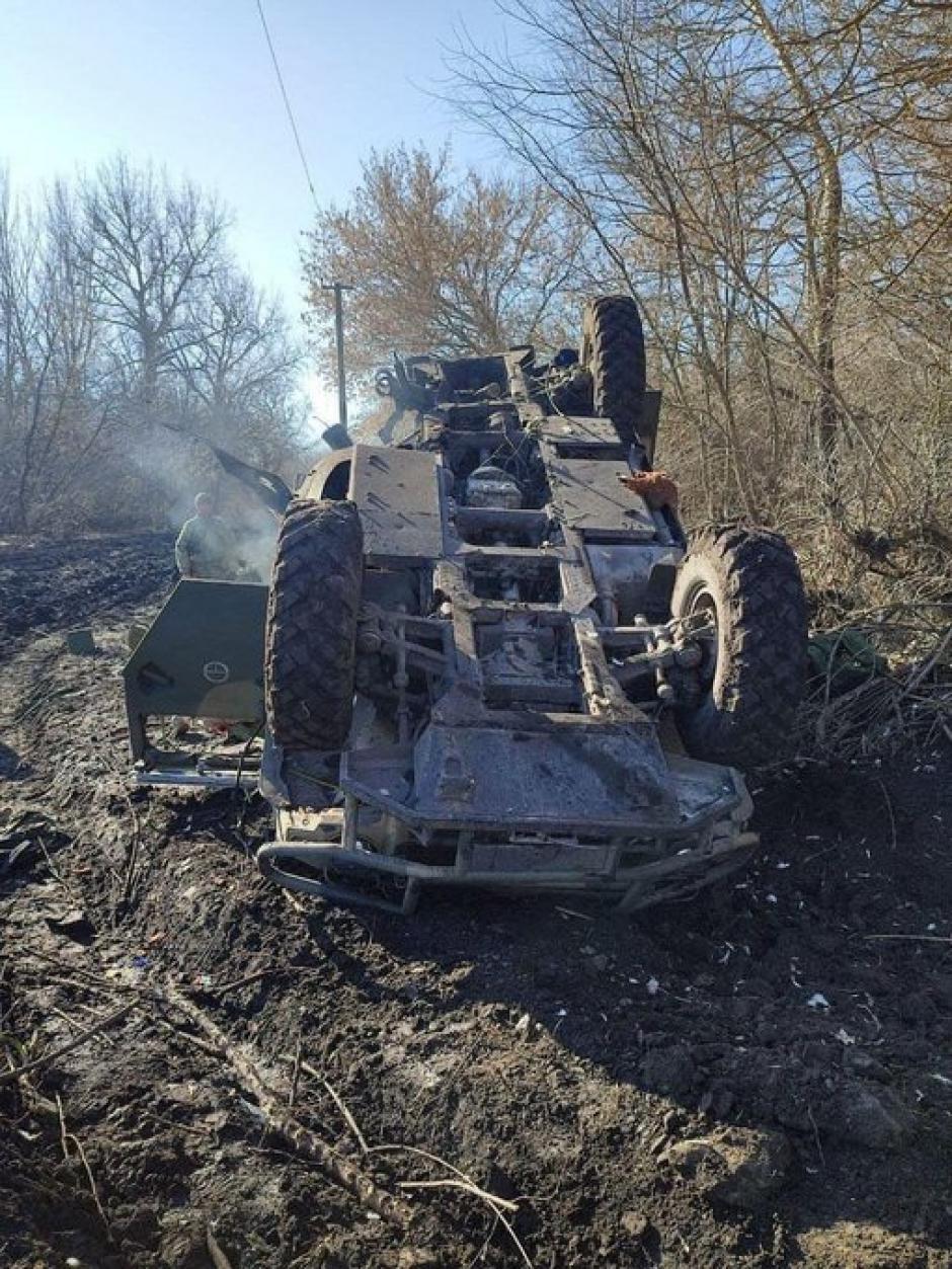 Vehículo de combate ruso destruido en Ucrania