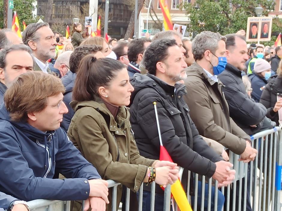 Representantes del PP, Ciudadanos y Vox, además del alcalde de Madrid, han asistido a la concentración