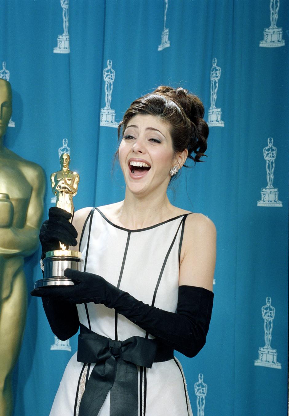 Marisa Tomei posa con el Oscar a la mejor actriz de reparto que ganó por Mi primo Vinny