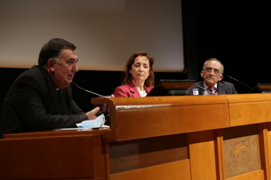 José Ramón Altuna, María Fernanda de Paz Vera y Antonio Girbau, en la clausura. (Foto - Comunicación ACdP).JPG