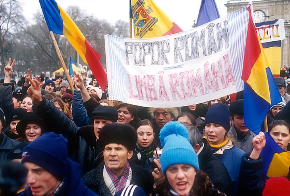 Manifestación de oposición en Chișinău en enero de 2002. El texto de la inscripción dice "Pueblo rumano-idioma rumano".