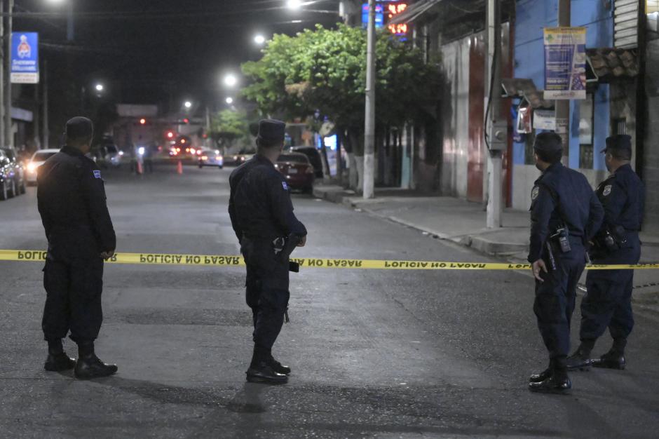 Policías salvadoreños resguardan la escena del crimen en Colón, departamento de La Libertad