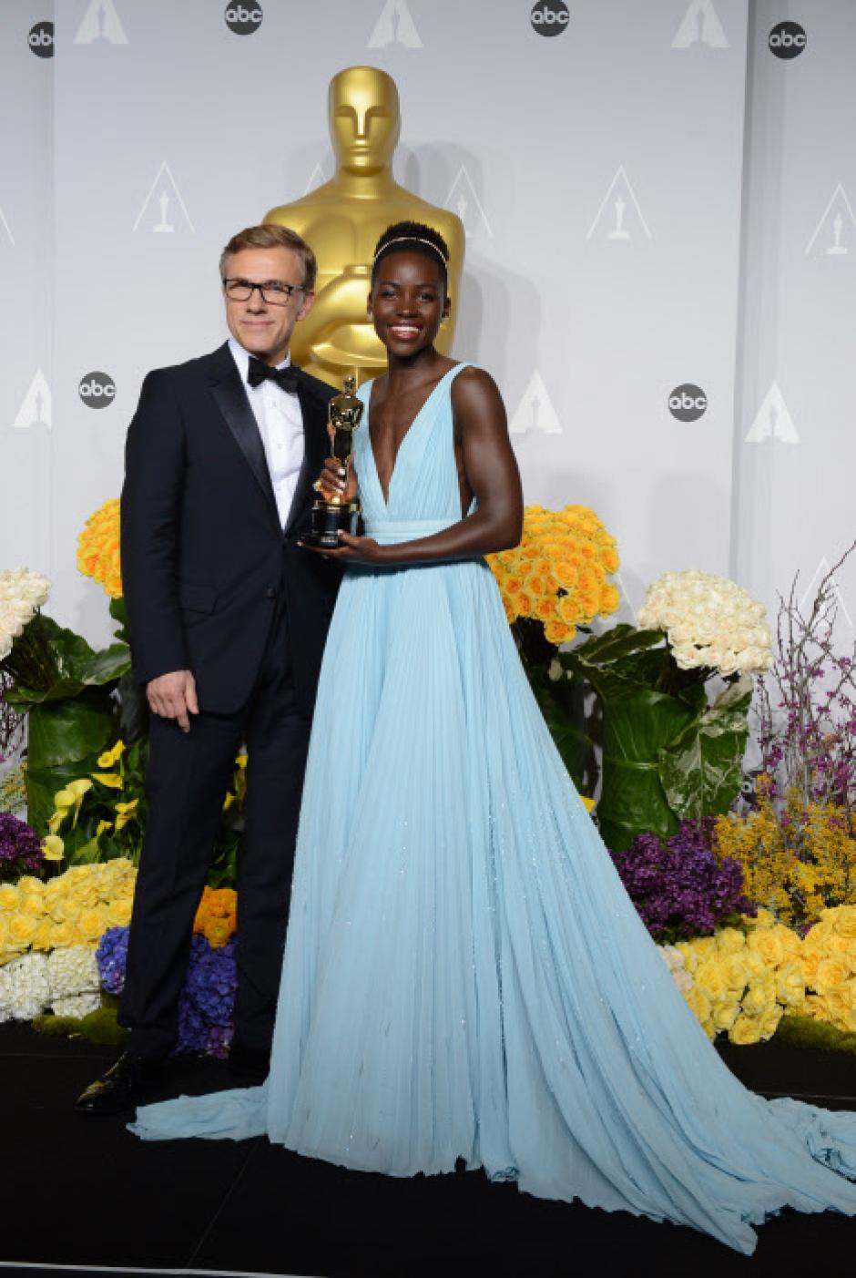 Ganadora del Oscar a mejor actriz secundaria por “12 años de esclavitud”, Lupita lució con su fisicazo un precioso modelo clásico en azul cerúleo inspirado en la esfinge de Columbia Pictures que ha sentado cátedra y estilo hasta ahora en todas las alfombras rojas. 
Muy Hollywood.