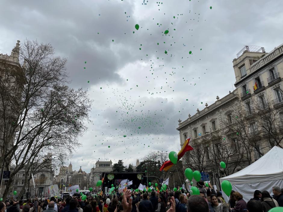 El cielo de Madrid teñido de verde por los globos de la manifestación `Sí a la Vida´