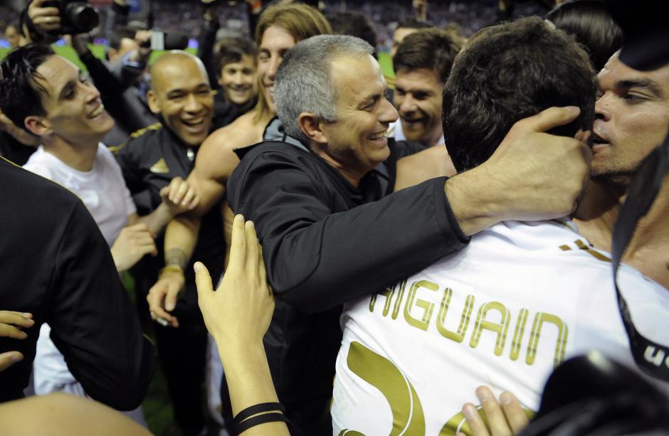 José MOurinho felicita a sus jugadores tras conquistar el título de Liga