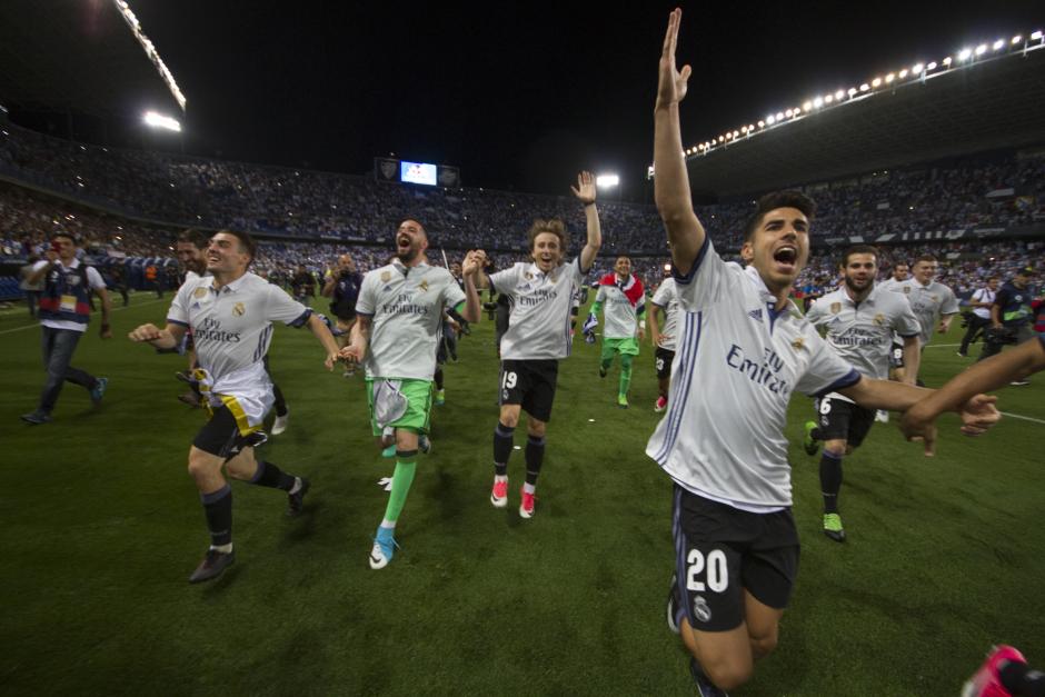 Los jugadores del Real Madrid celebran sobre el césped de La Rosaleda el título de campeones de Liga