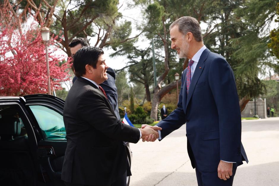 Felipe VI se ha acercado a estrechar la mano al presidente costarricense a su llegada al Palacio de Zarzuela
