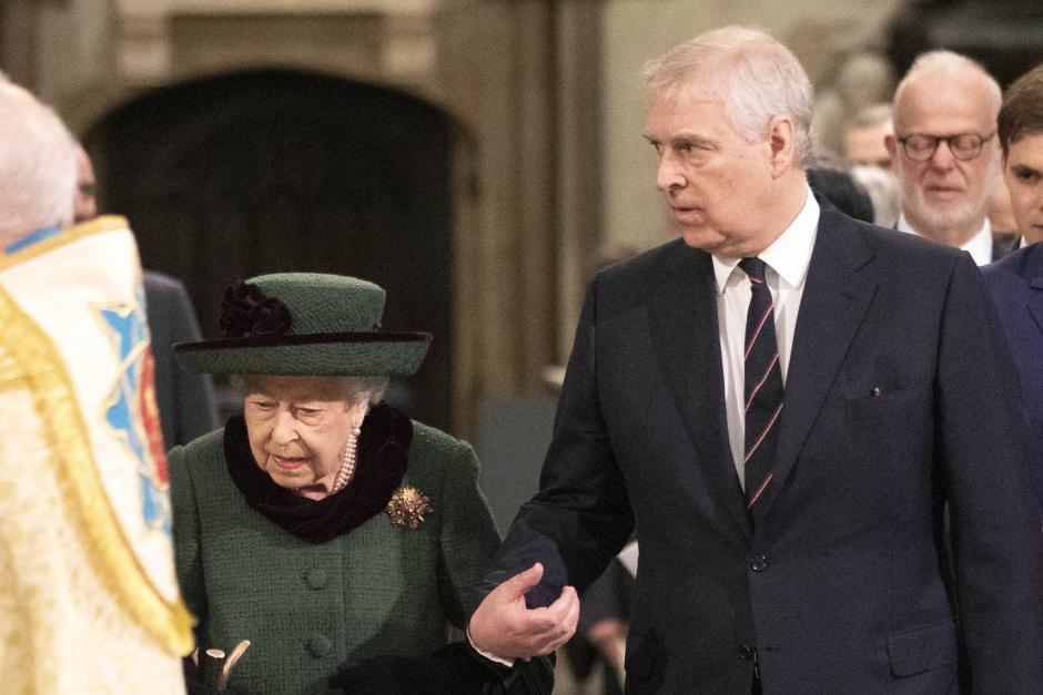Isabel II, del brazo del Príncipe Andrés, a su llegada al funeral del Duque de Edimburgo