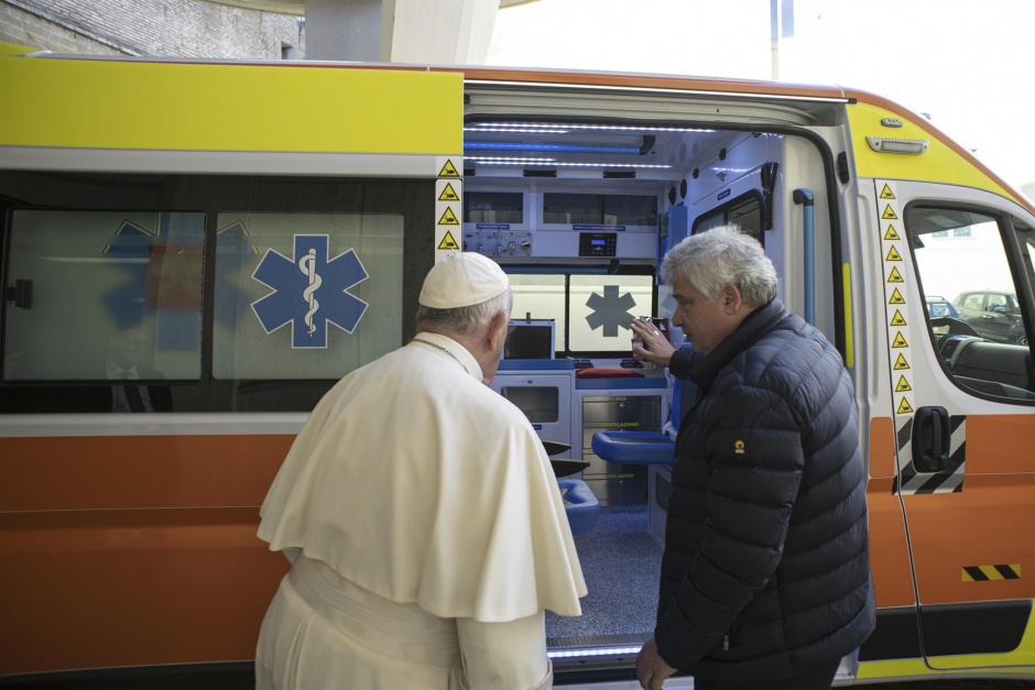 El Santo Padre junto al cardenal, junto a la ambulancia enviada a Ucrania