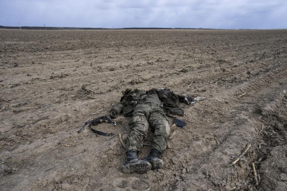 Soldado ruso muerto en un campo de maíz en Sytnyaky, a las afueras de Kiev