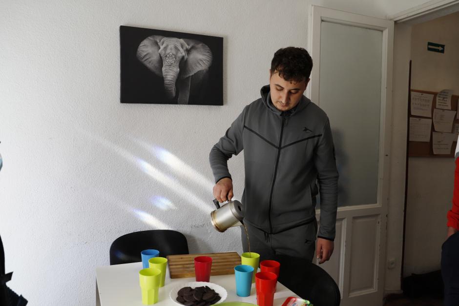 Yamal nos sirve el te en el pequeño salón de la vivienda