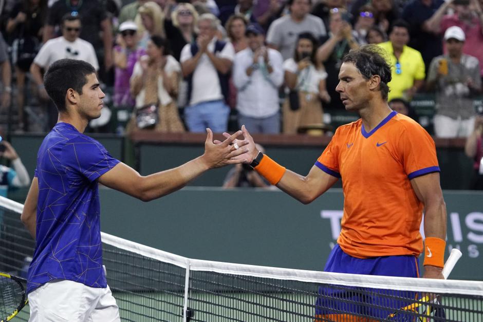 Alcaraz y Nadal se saludan al término del encuentro de semifinales en Indian Wells