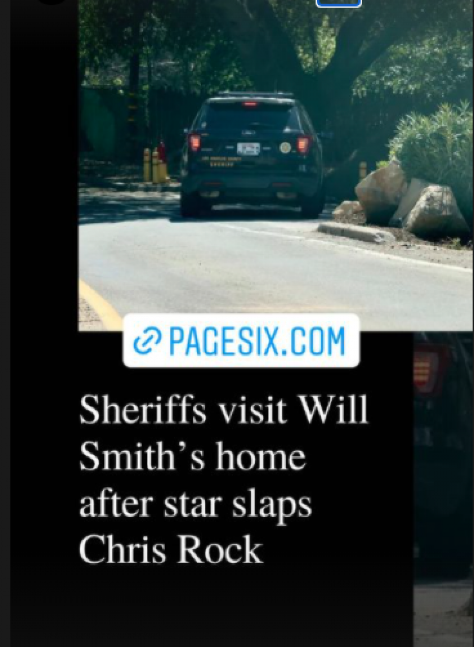 La Policía entrando en la casa de Will Smith este martes