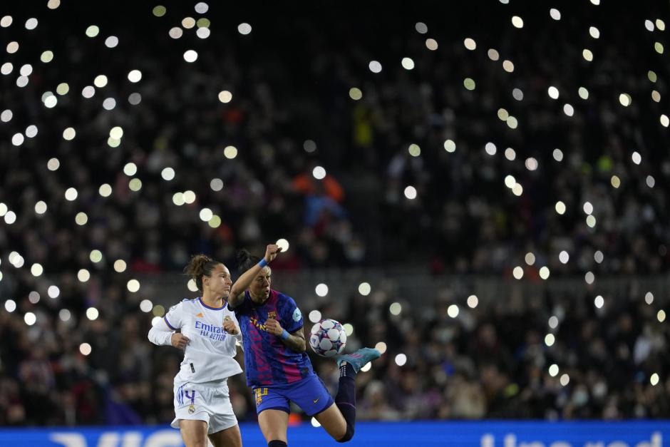 Hermoso, del Barcelona, disputa el balón a Peter, del Real Madrid