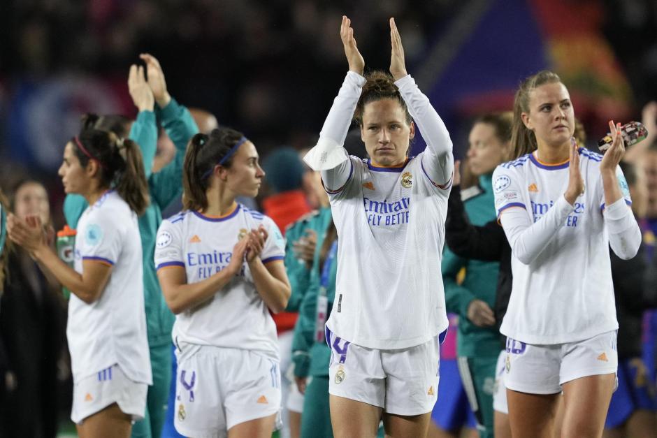 Las jugadoras del Real Madrid aplauden al final del partido