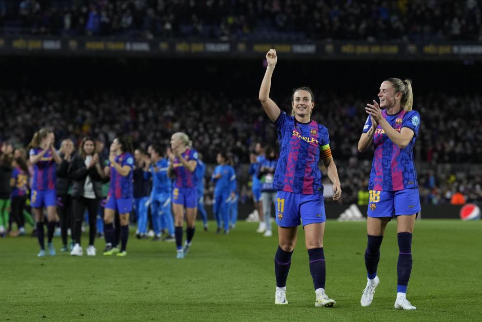 Las jugadores del FC Barcelona celebran la victoria en el Camp Nou