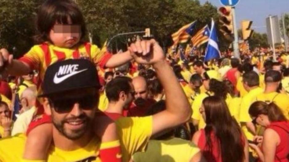 Gerard Piqué junto a uno de sus hijos celebrando la Diada del año 2014