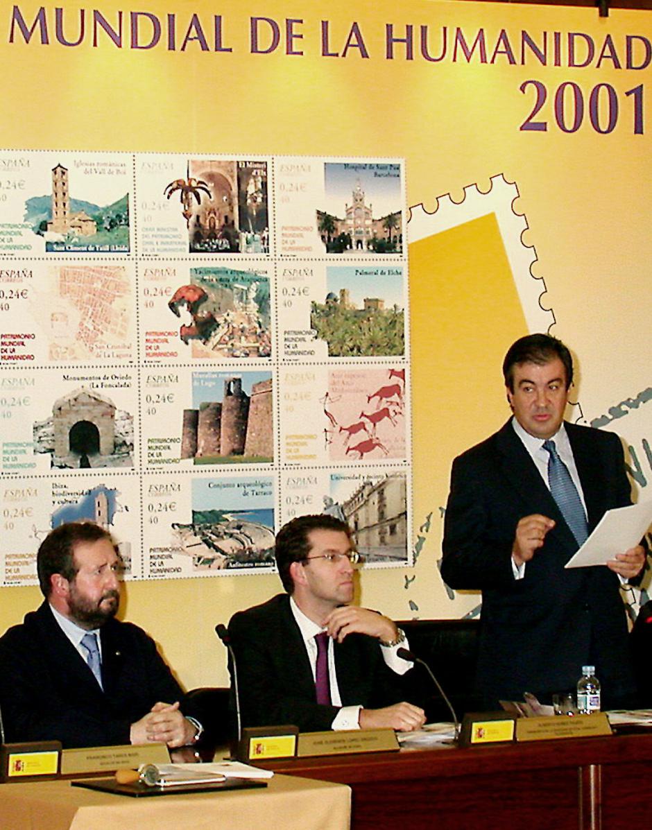 El ministro de Fomento, Francisco Alvarez Cascos (dcha), durante la presentación de los sellos emitidos para divulgar los bienes españoles declarados Patrimonio Mundial de la Humanidad. Le acompaña, el presidente de Correos, Alberto Nuñez Feijóo