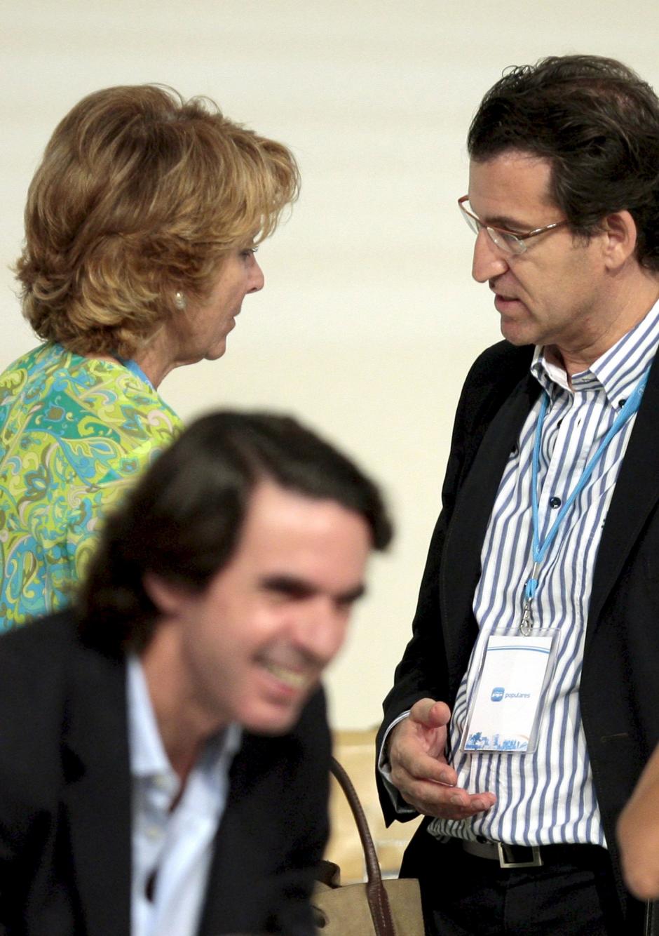 Alberto Nuñez Feijóo conversando con Esperanza Aguirre en presencia de José María Aznar